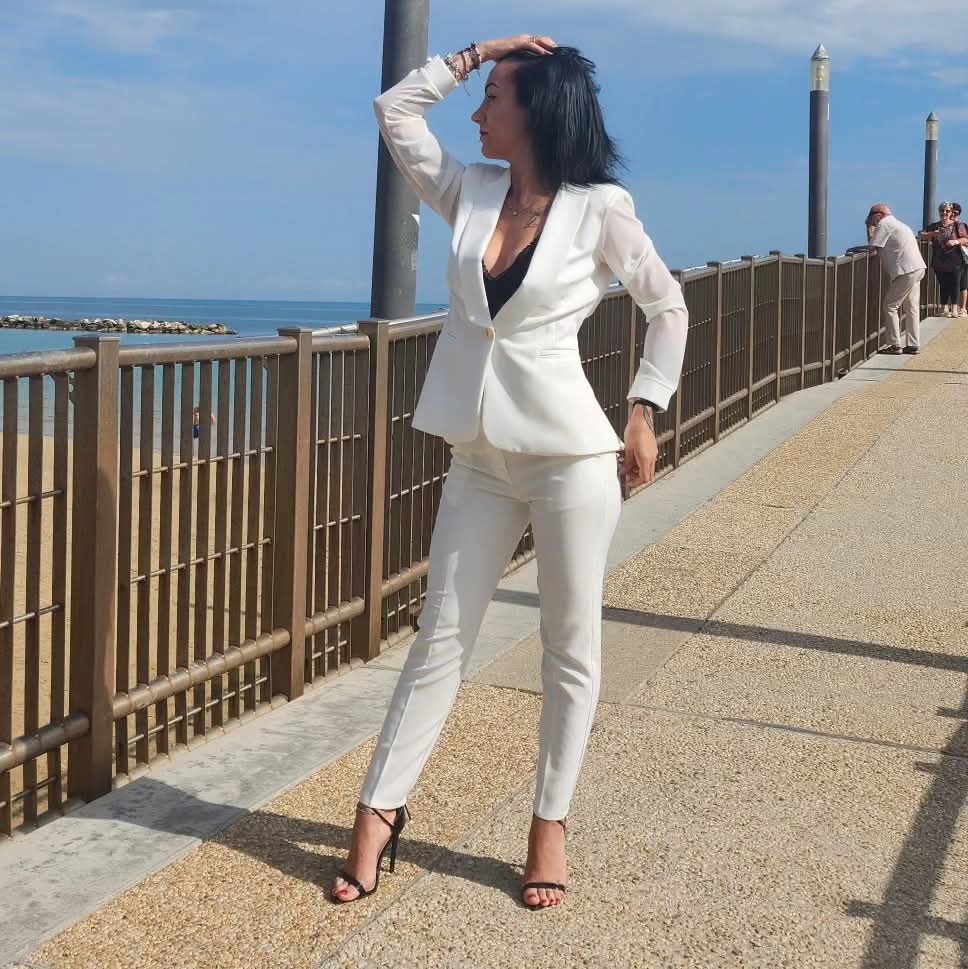 Tailleur bianco con trasparenza 🤍 VENTI6